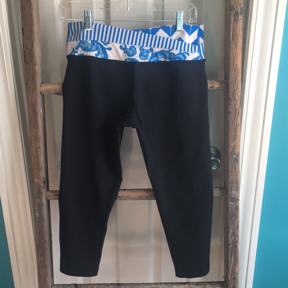 Lululemon chevron-lace-striped crop pant size 8.